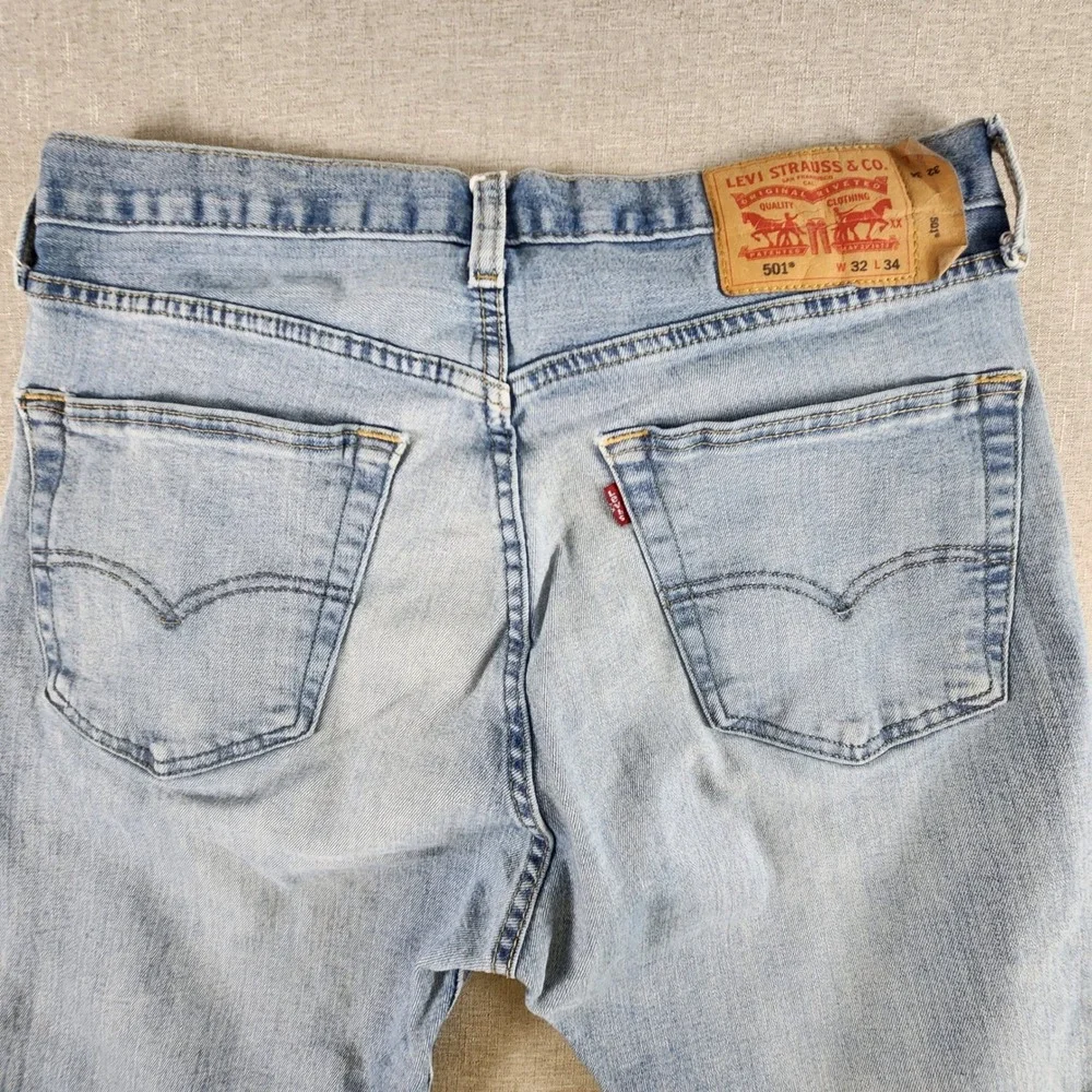 Levis 501 Original Fit Jeans Men 32x33 Light Wash Blue Denim Button Fly Straight